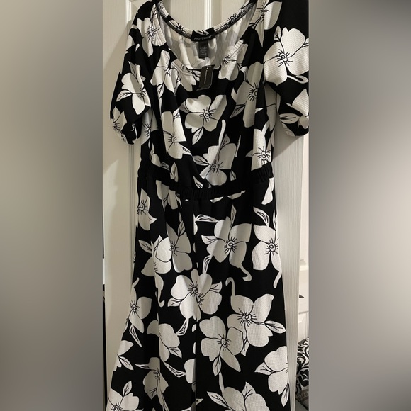 Ashley Stewart Dresses & Skirts - Ashley Stewart Black and White Floral Maxi Dress